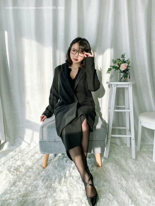 皮皮奶可可爱了啦 《黑色OL》