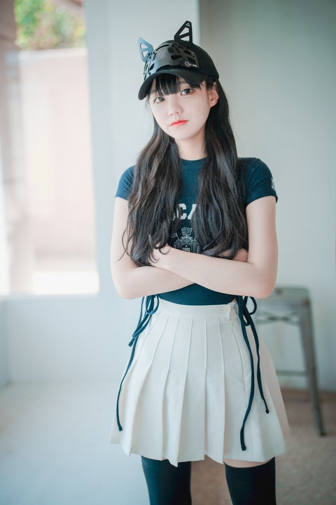 Jenny(정제니)-DJAWA-Classic-Athletic-Girl-in-Navy-Blue