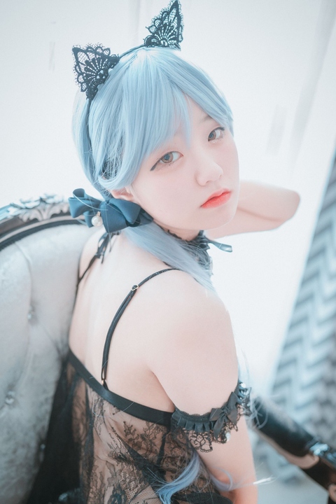 Jenny(정제니)-DJAWA-Schwarz-und-Weis-Katzenmadchen