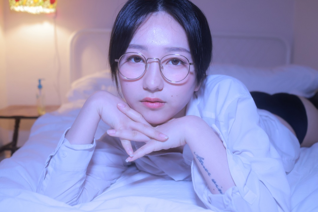 Sehee (세희) Glasses Shirt