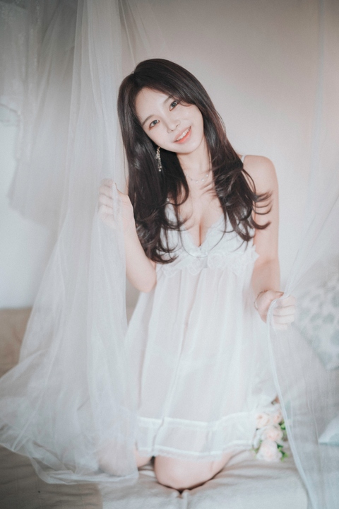Zzyuri (쮸리) Alluring White