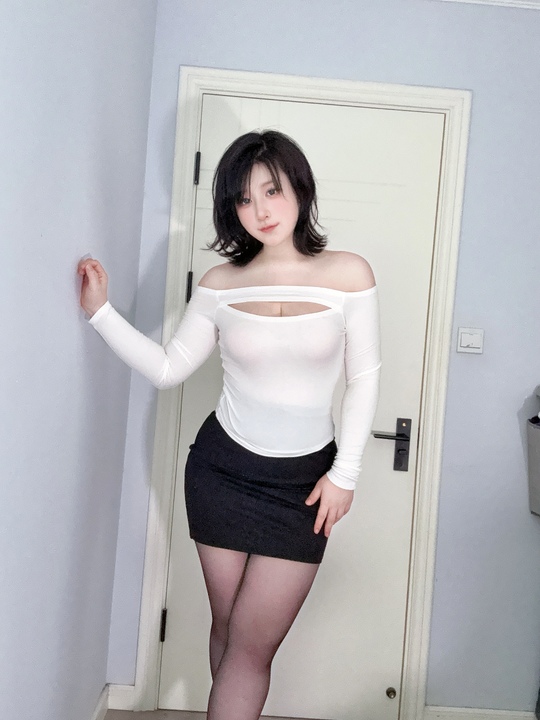 Zyra秋 写真集《妈妈的裙子》：复古怀旧风格下的光影艺术-漫图社